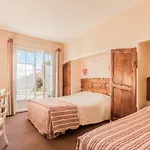 Le Manoir De L'antiquite Hotel