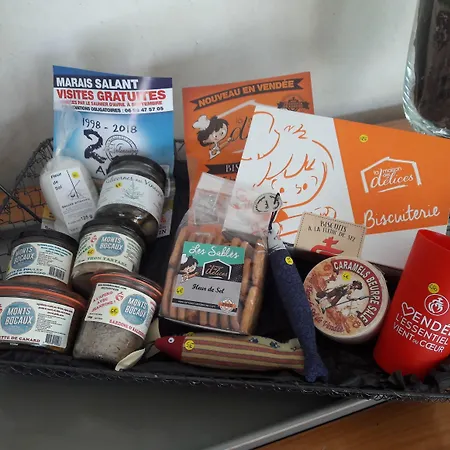 Le Manoir De L'antiquite Hotel