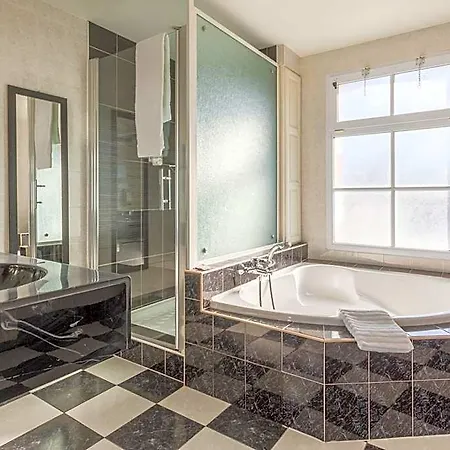 Le Manoir De L'antiquite Hotel 3*