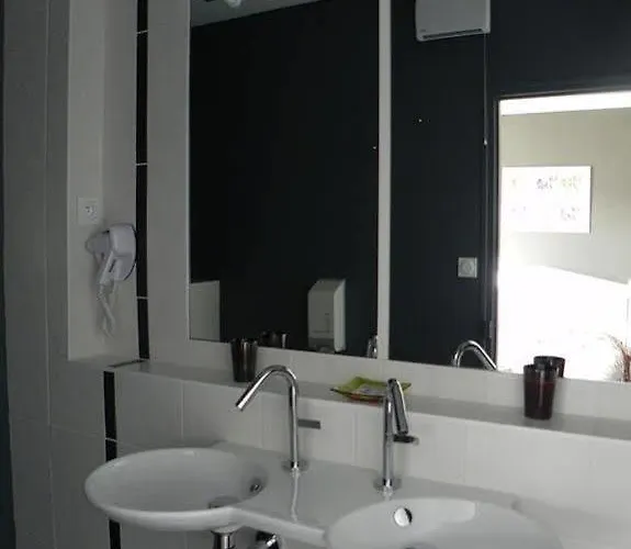 Le Manoir De L'antiquite Hotel 3*